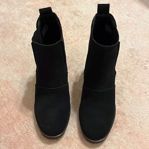 NWOT Ugg Hazel women’s chelsea boot - size 6